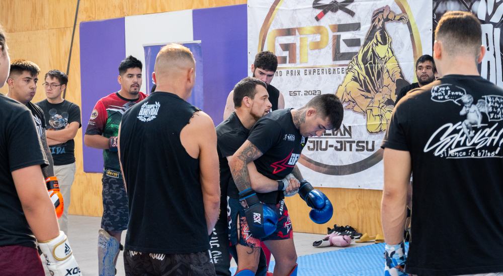 personas en entrenamiento de artes marciales mixtas