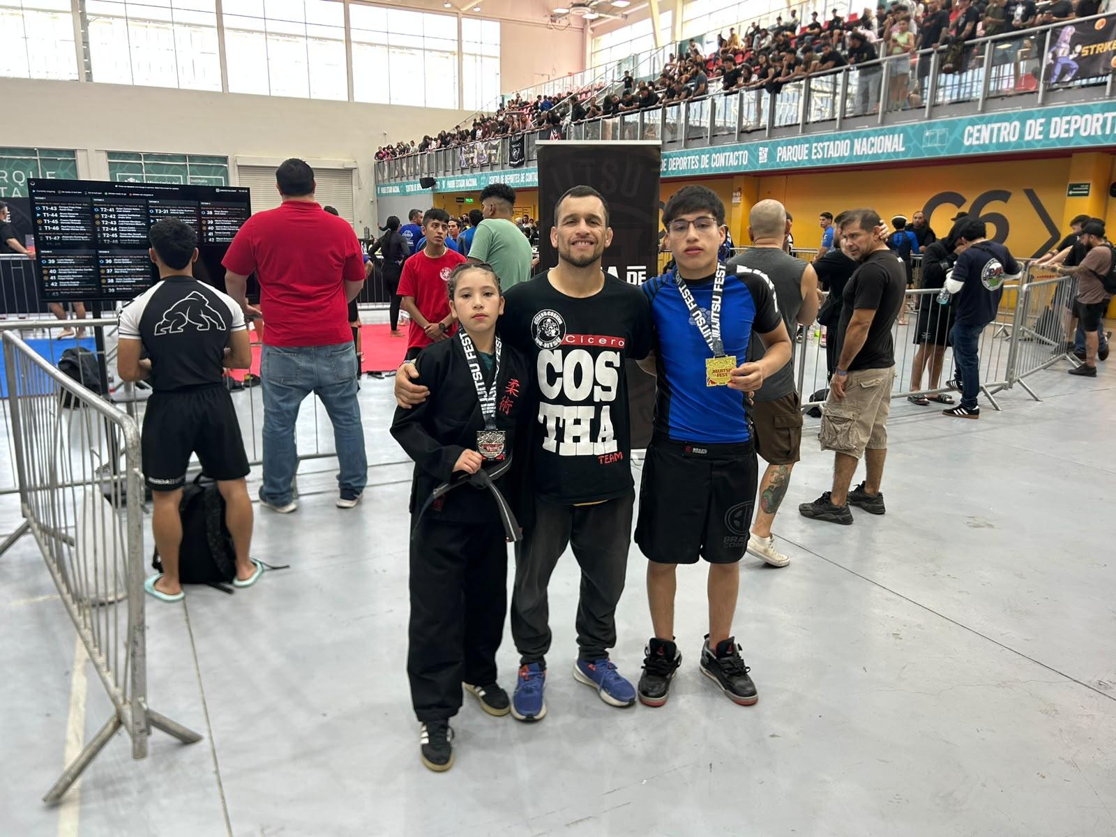 Jiu jitsu y MMA coyhaique ,  personas en evento