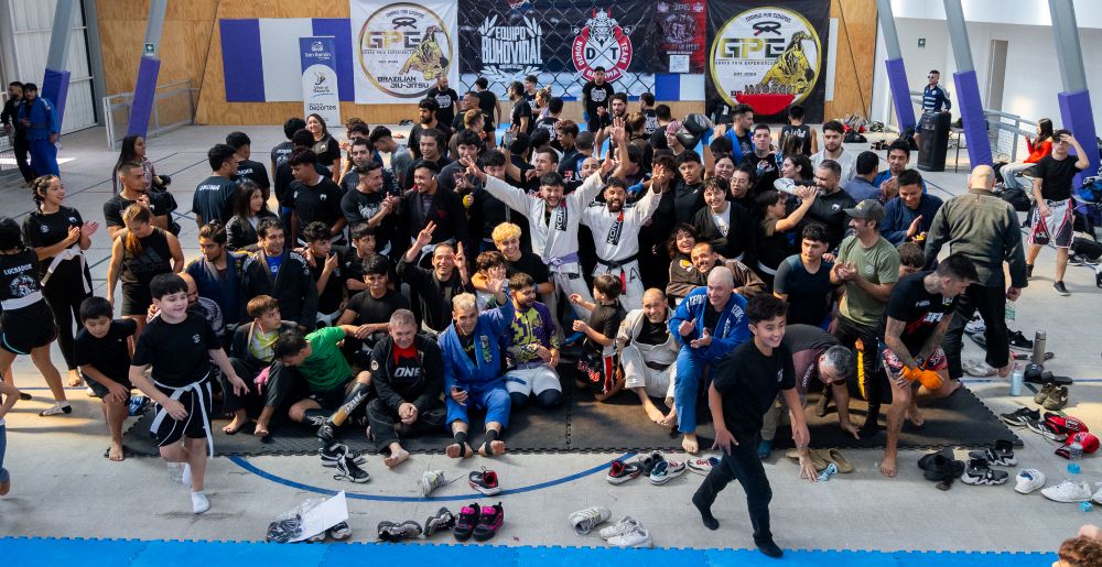 mucha gente en imagen desde altura de equipo de jiu jitsu posando