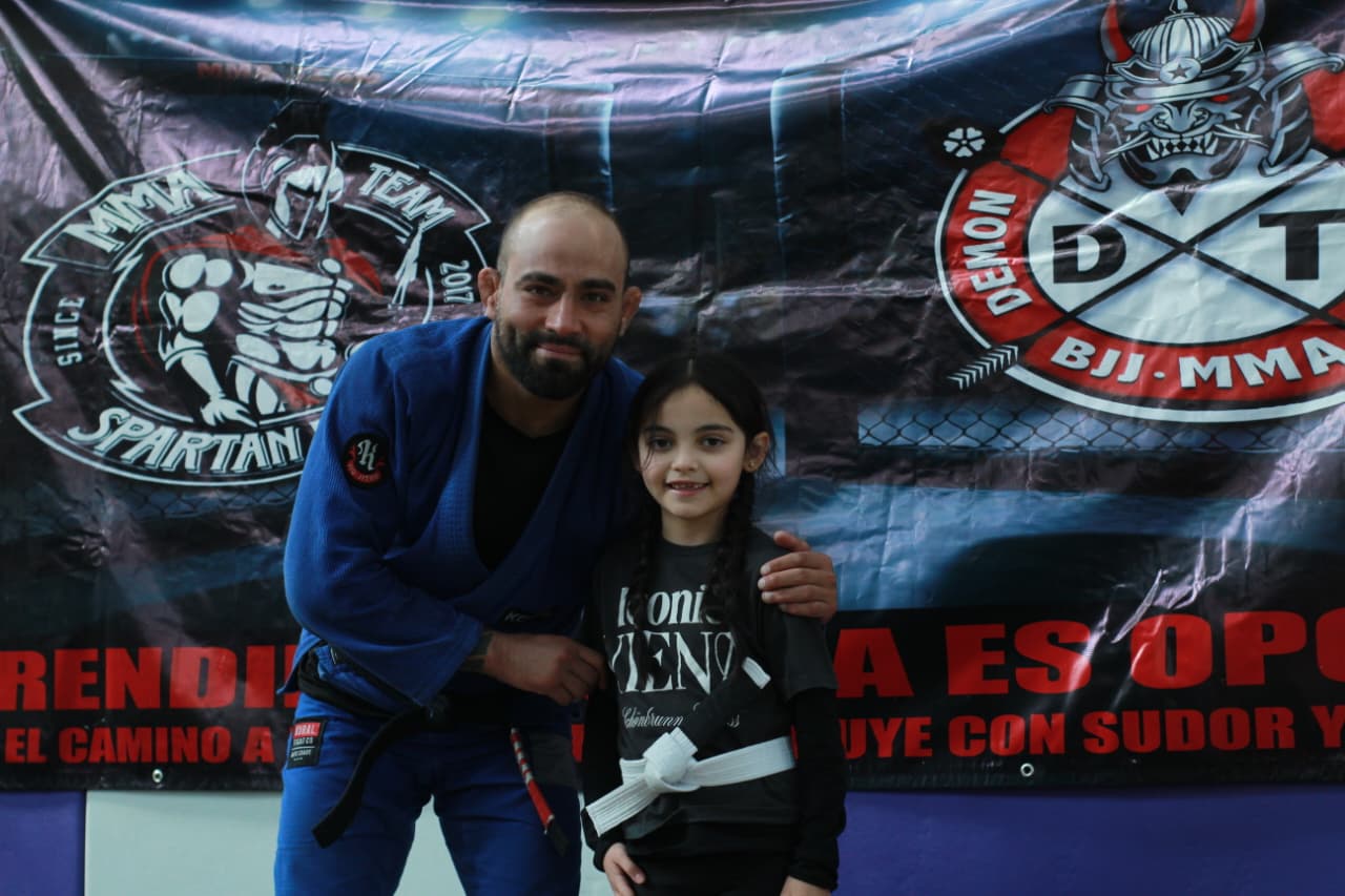 profesor de mma y jiu jitsu  matias demon vásquez con alumna infantil san ramon