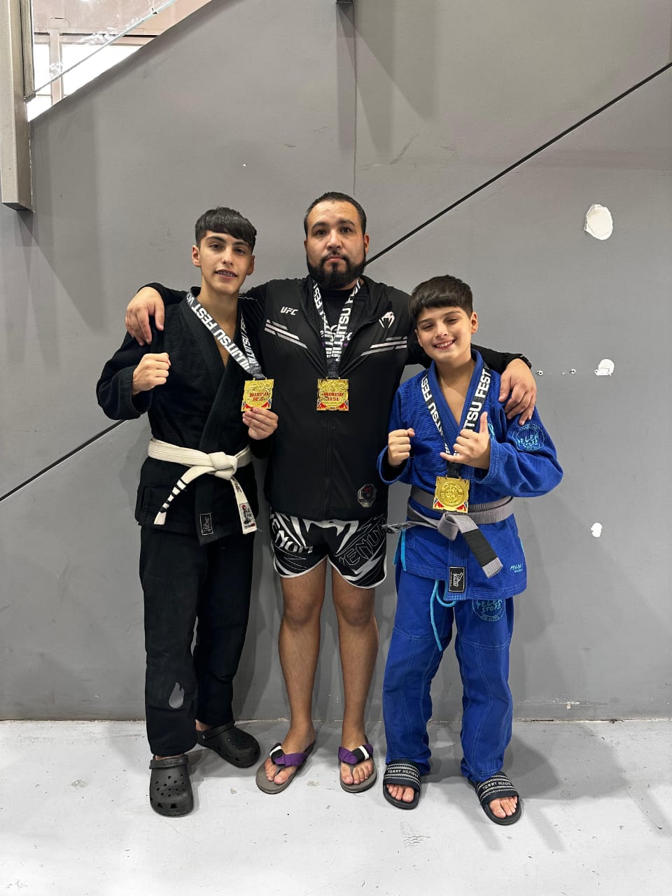 profesor de mma y jiu jitsu con alumnos  infantiles de demon team san ramon