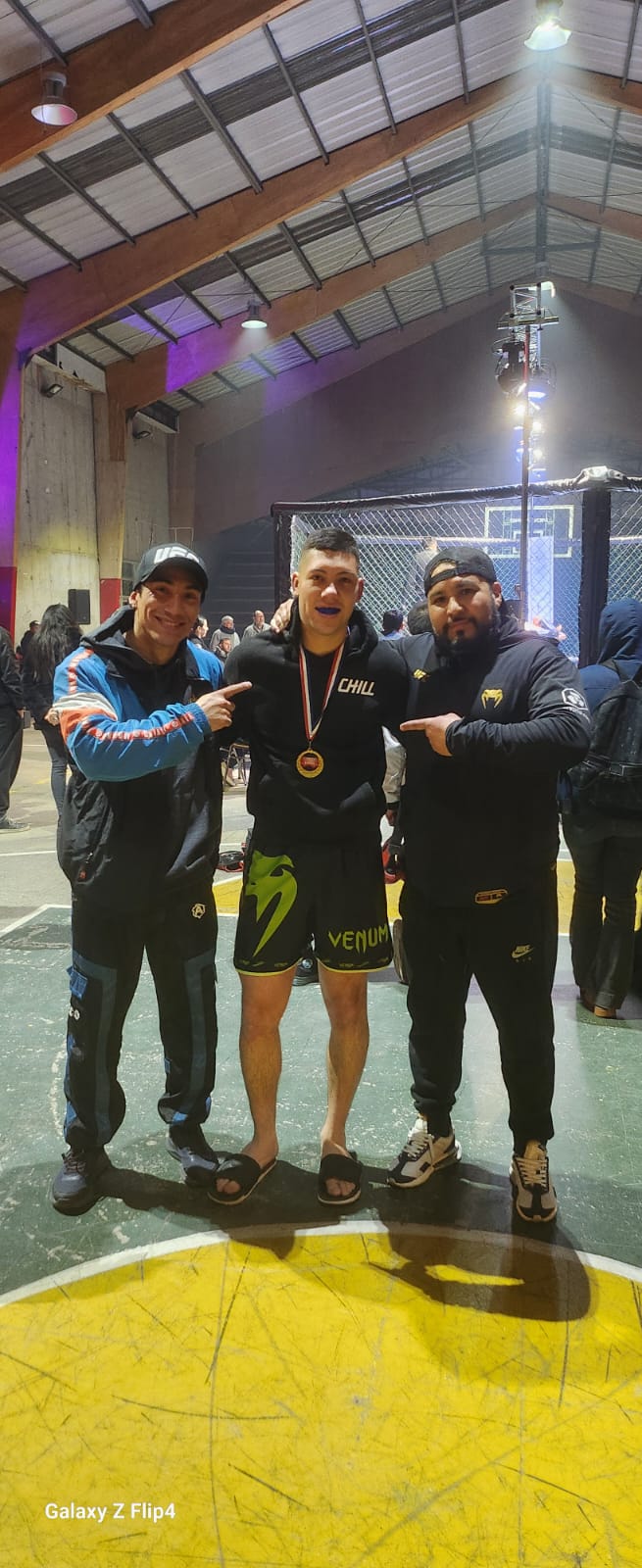profesor de mma y jiu jitsu con alumnos de demon team san ramon