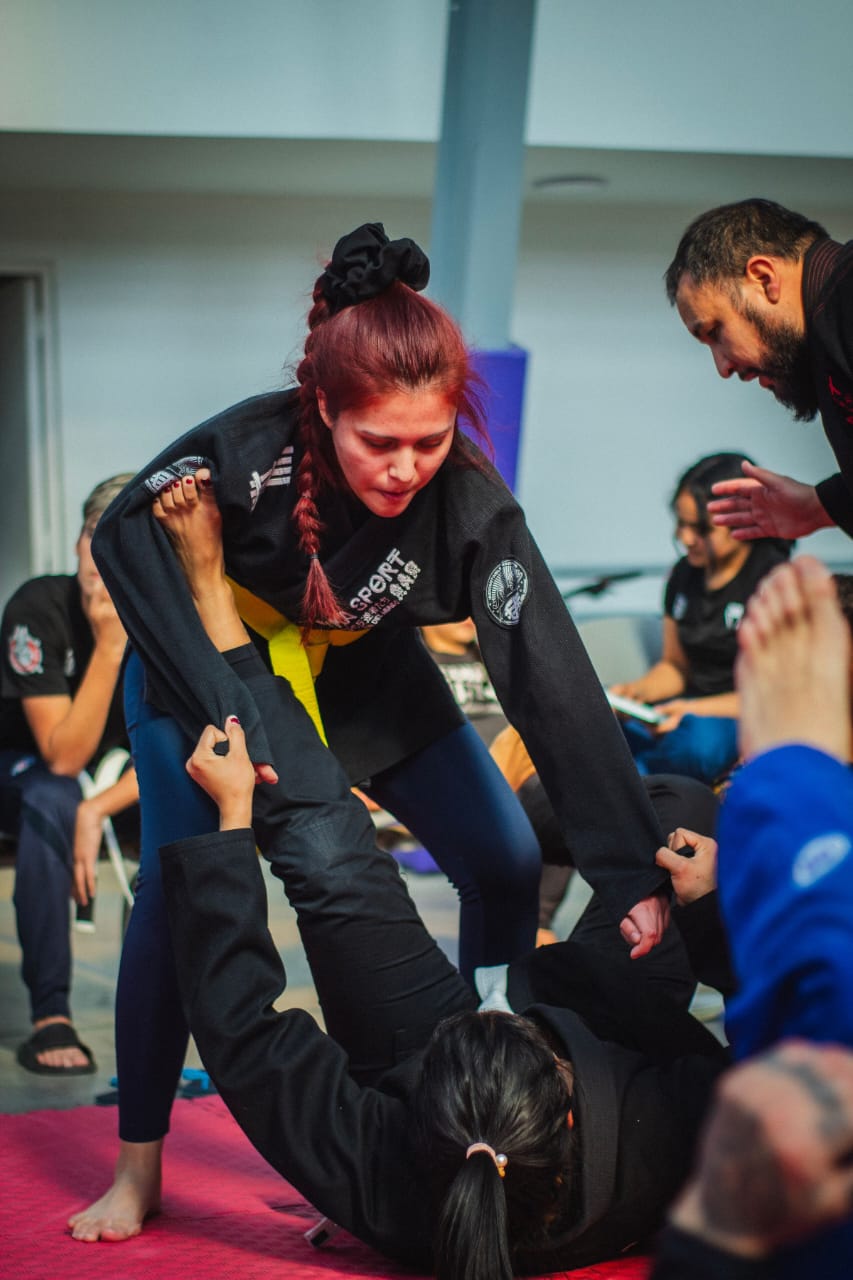 profesor de mma y jiu jitsu con alumnos de demon team san ramon