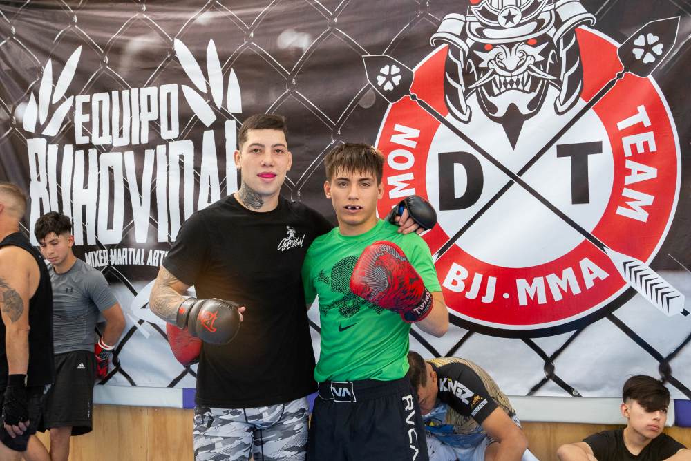 personas en entrenamiento de artes marciales mixtas